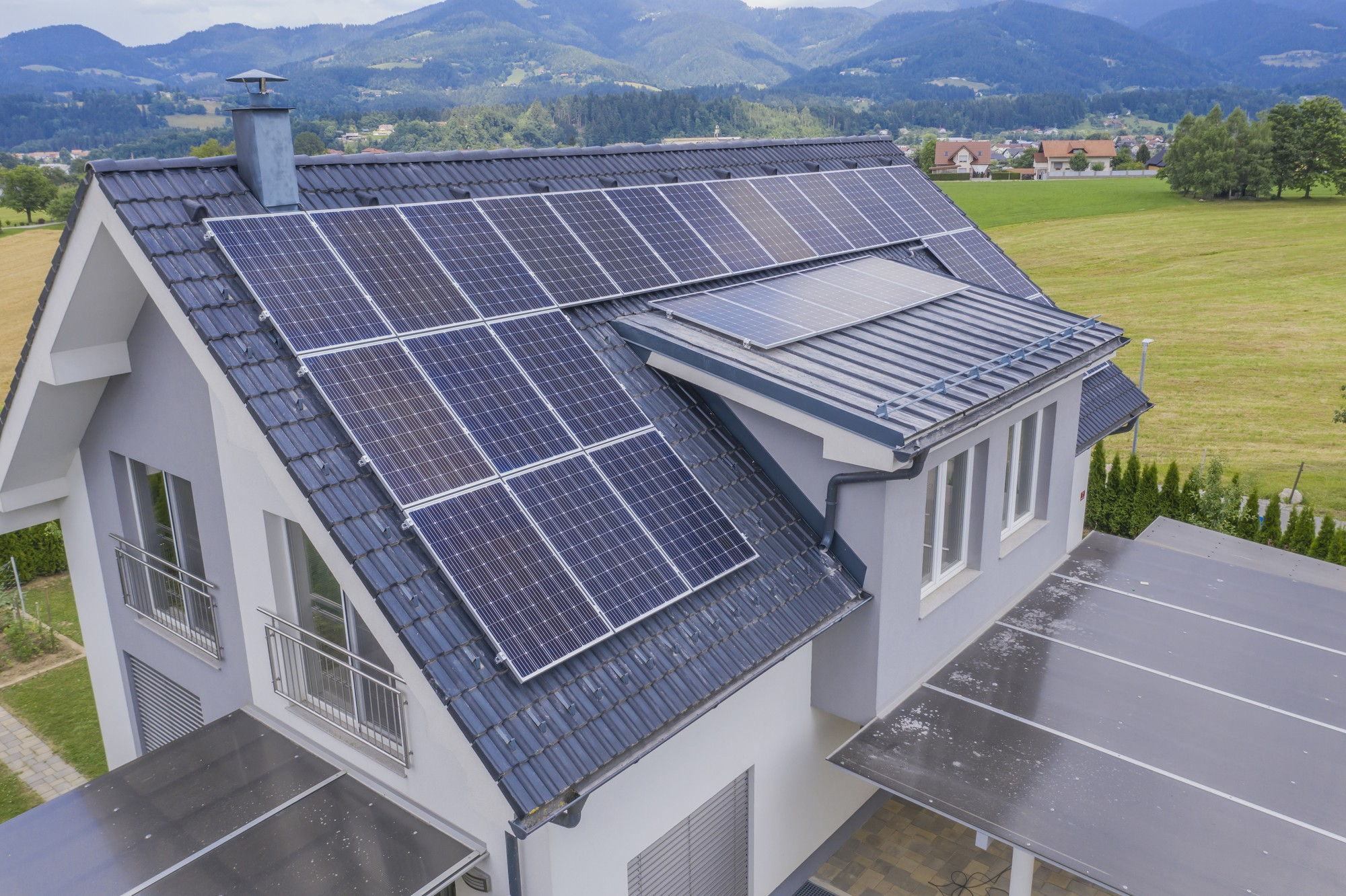 Panneau solaire photovoltaïque - Pose sur toiture et raccordements